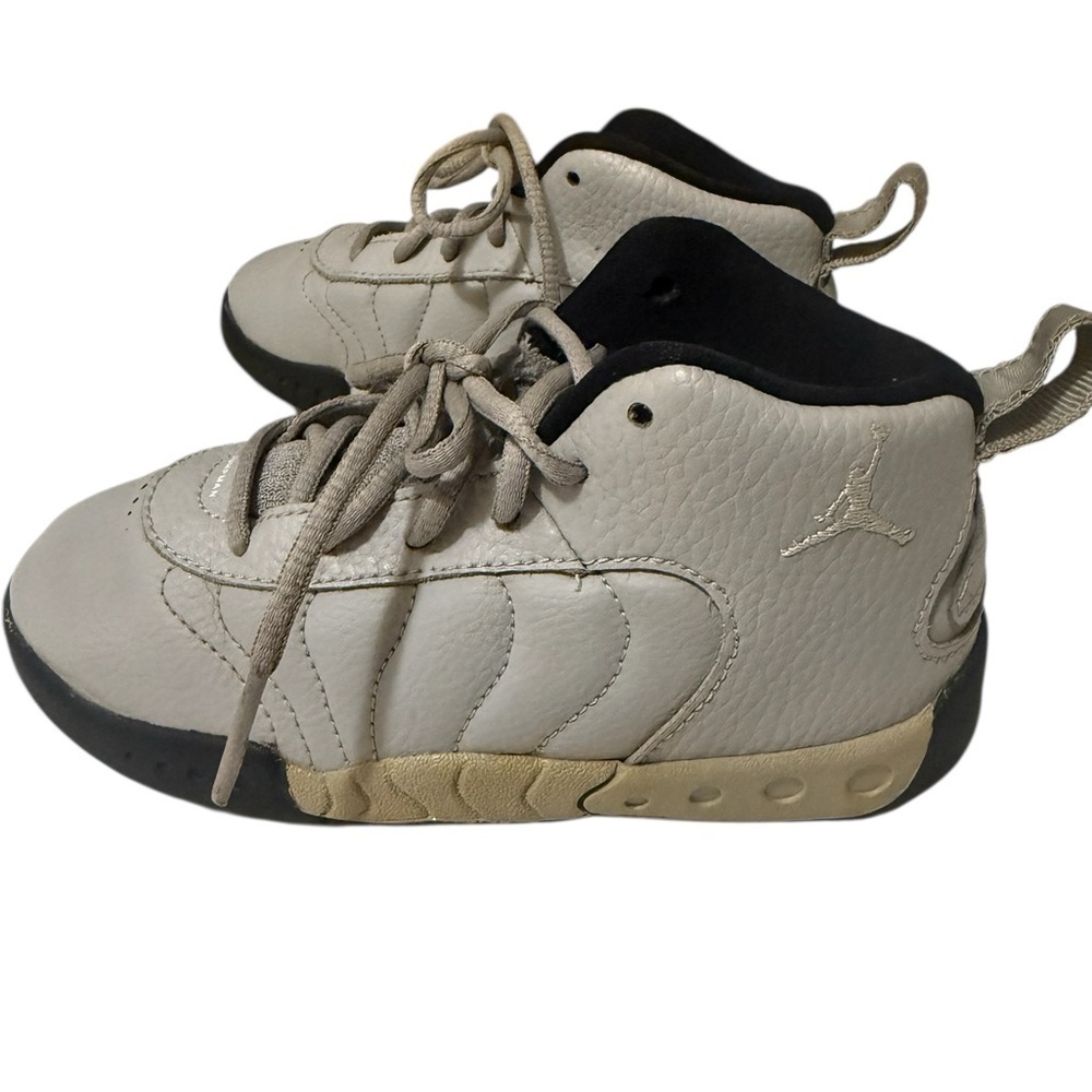 Jordan Kids gray and cream Sneakers in good condition con